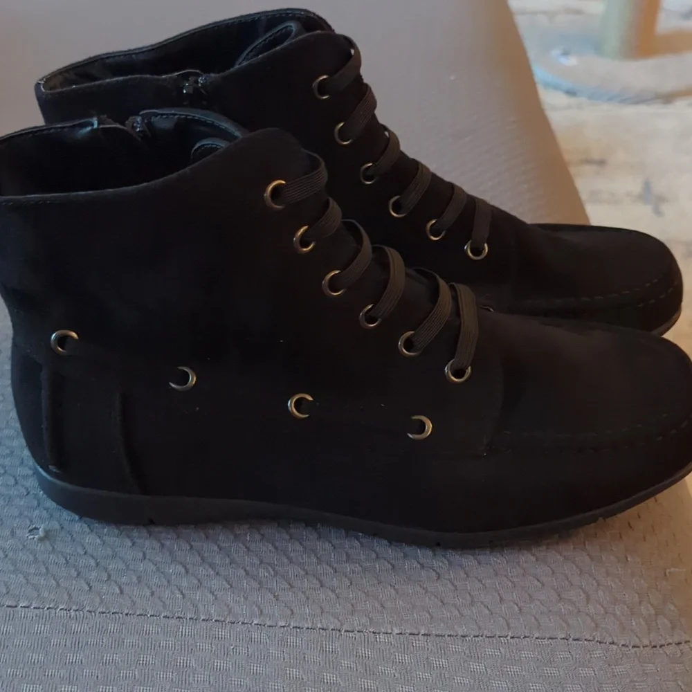Black High-Top Women's Shoes - Picture 2 of 8